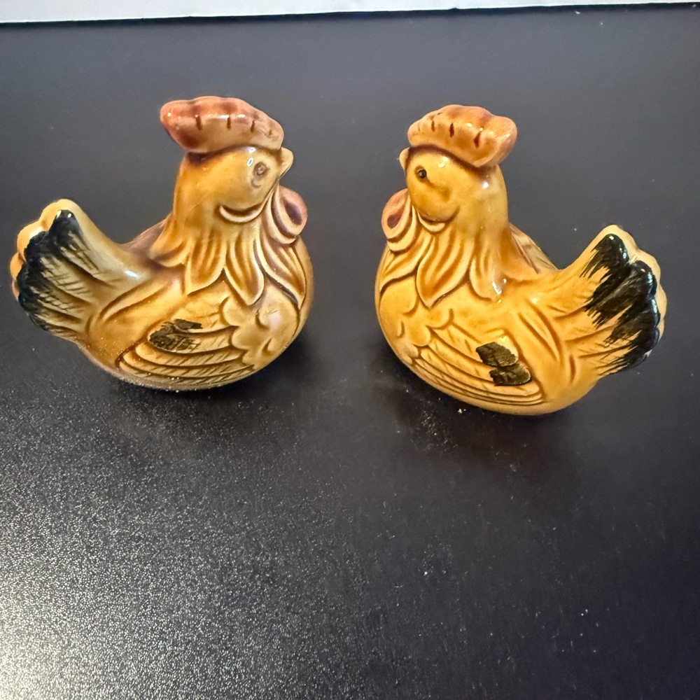 Vintage Ceramic Rooster salt and pepper shakers with stoppers‎ Farmhouse